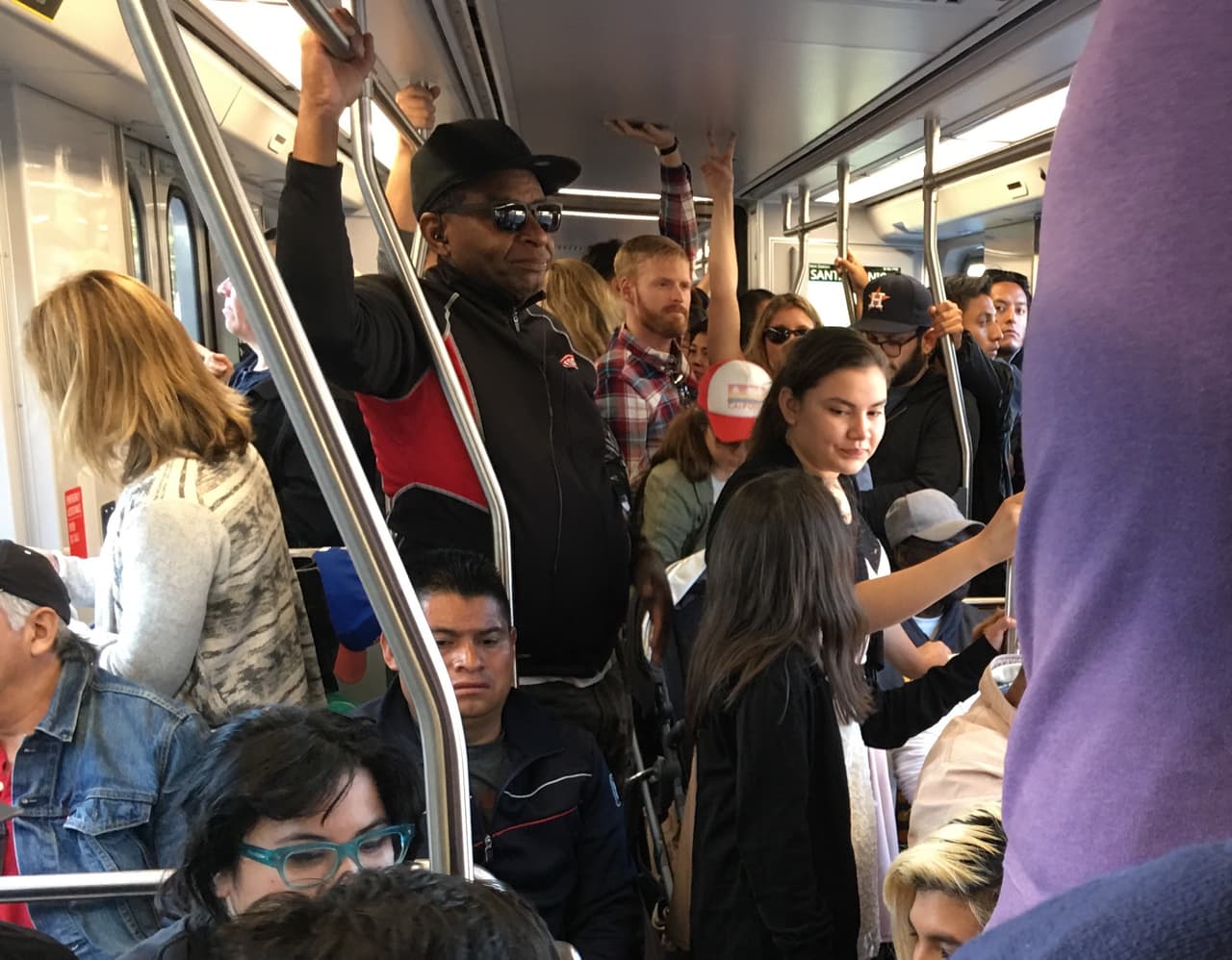 Usuarios en los vagones del tren en su primer día.