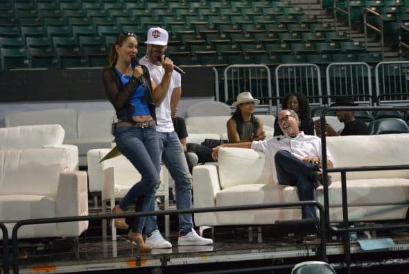 Estuvimos de stalkers tras Ninel Conde, desde los ensayos. Te invitamos a ver su recorrido por Premios Juventud 2015.