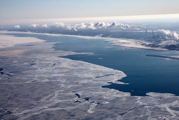 Este invierno frío, intenso y prolongado ha causado el congelamiento de más del 88% de las aguas de los Grandes Lagos en el Medio Oeste acercandóse a la cifra récord de 95% alcanzada en febrero del 1979.¡Recorre las hermosas imágenes!