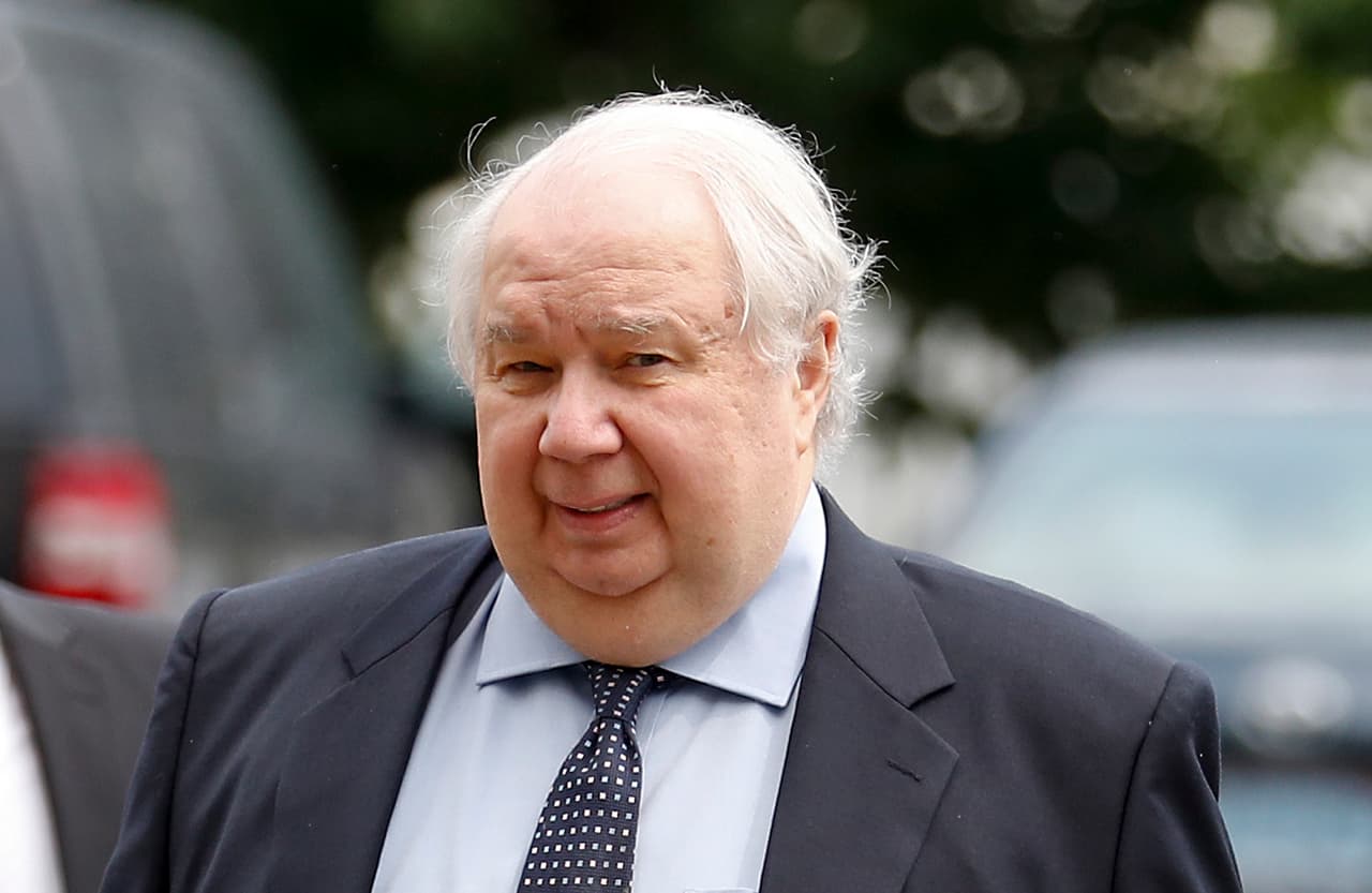 <b>Los contactos con Rusia salen a la luz. </b>A principios de marzo de 2017 se reveló que Sessions se había reunido con el embajador ruso Sergey Kislyak al menos dos veces durante la campaña presidencial. Durante su audiencia de confirmación ante el Congreso había negado tales contactos y 
<a href="https://www.univision.com/noticias/politica/lideres-republicanos-exigen-que-sessions-explique-sus-supuestos-encuentros-con-el-embajador-ruso"><u>los líderes demócratas exigieron su renuncia.</u></a>