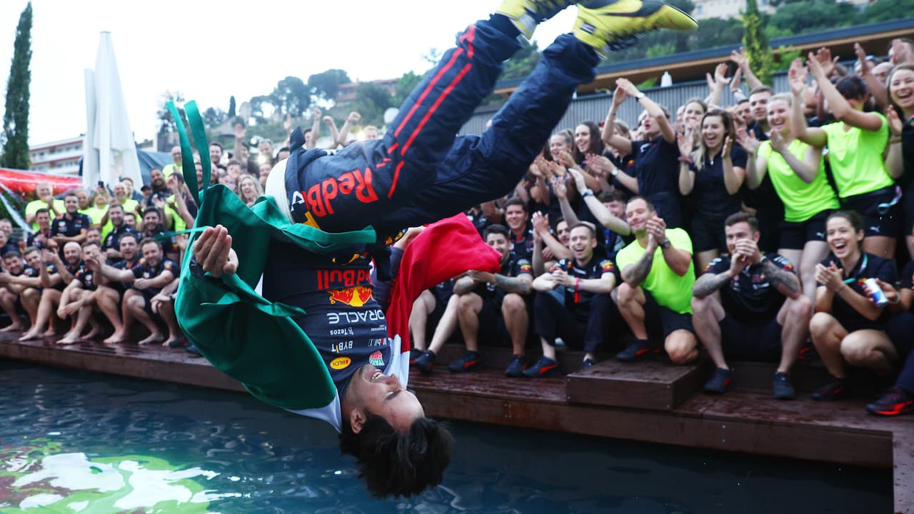 ¡Piscinazo! El gran festejo de Checo Pérez tras ganar en Mónaco