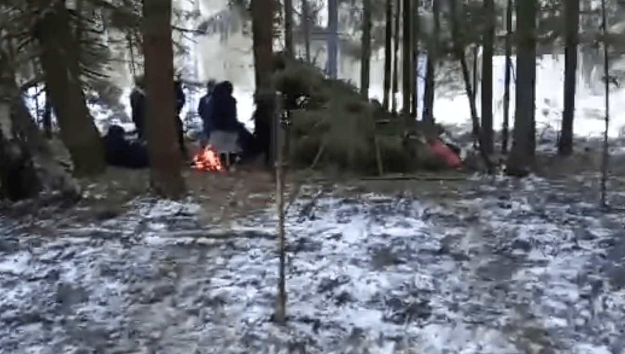 Mientras la familia en Austin busca alternativas para ayudarlos, el tiempo pasa, la comida se agota y buscan refugio en una tienda de campaña hecha con hojas esperando encontrar una solución.