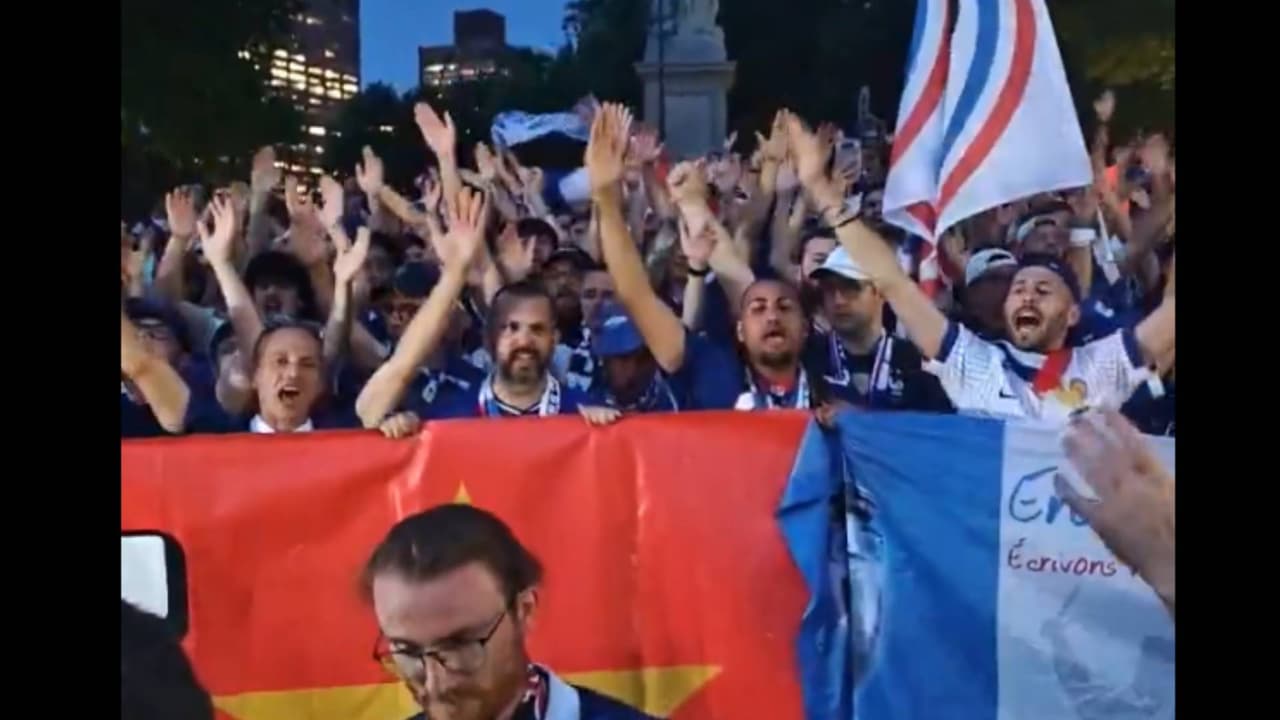 El homenaje de los aficionados de Francia para Didier Deschamps antes del partido con Noruega