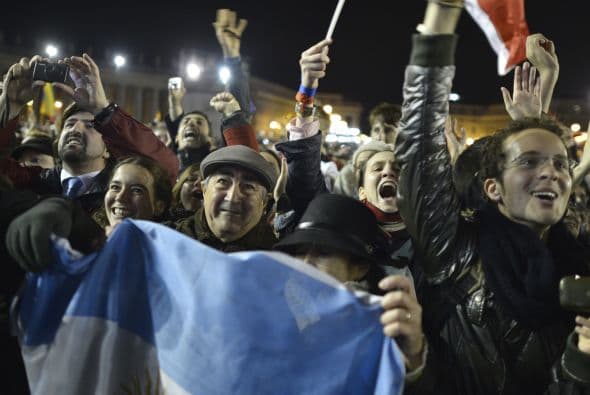 Se veían banderas argentinas entre la muchedumbre reunida en la plaza del Vaticano.