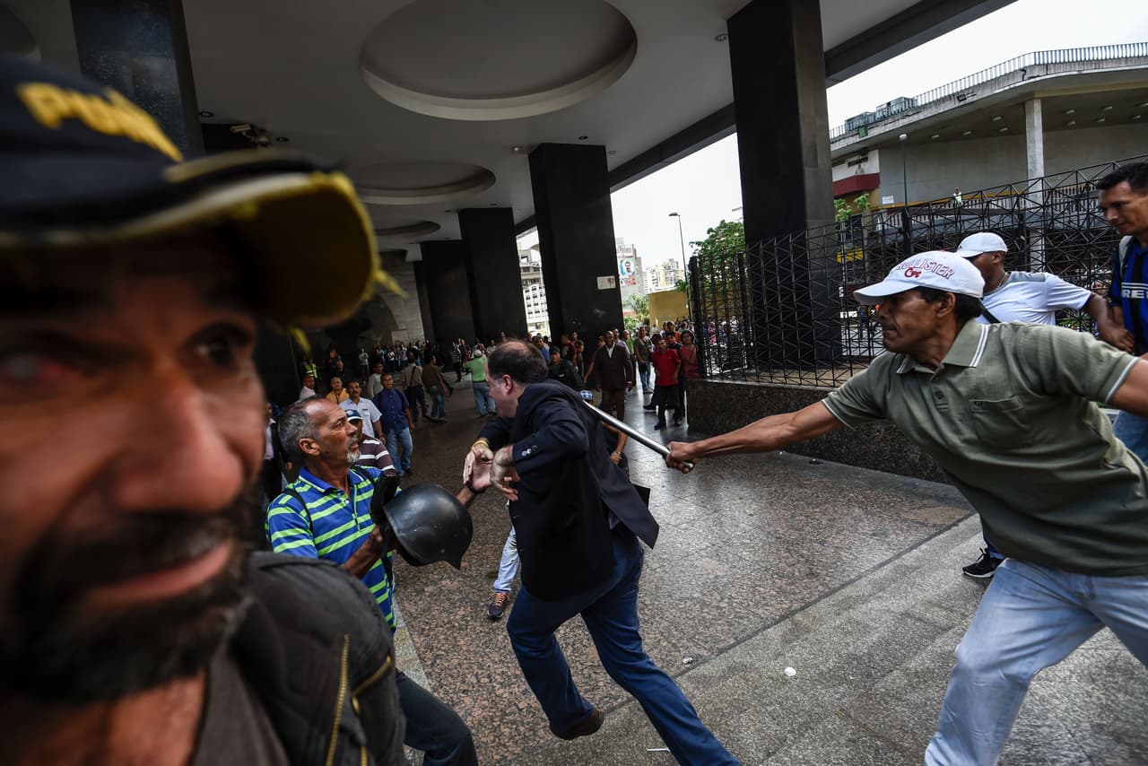 El diputado opositor Julio Borges fue golpeado por presuntos miembros de un colectivo chavista, frente a las autoridades, el 9 de junio de 2016.