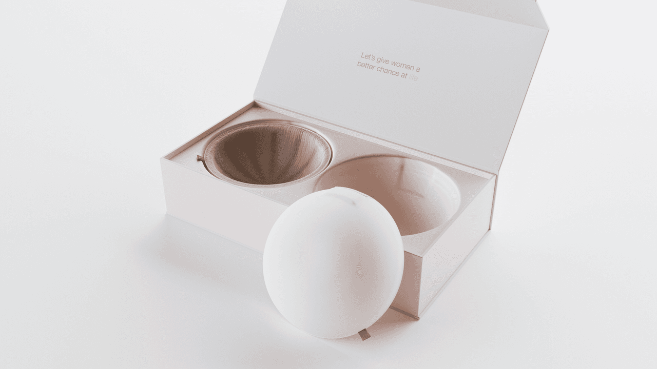 <b>Un brasier que detecta el cáncer de mama.</b> 
<a href="http://evabra.mx/">EVA</a> es un dispositivo portátil que es capaz de determinar el riesgo de 
<a href="https://www.univision.com/noticias/cancer/1-de-cada-8-mujeres-contrae-cancer-de-mama-hoy-me-toco-a-mi">cáncer de seno</a>. "Ante la presencia de cáncer hay mayor flujo de sangre, lo que significa mayor temperatura. Lo que EVA hace es analizar estos datos, mapearlos de una forma muy precisa, contrastarlos y, finalmente, dar una evaluación de riesgo”, explicó su creador Juan Ríos Cantú, quien solo tiene 18 años y se inspiró en la experiencia de su madre como paciente con 
<a href="https://www.univision.com/noticias/cancer/cancer-de-mama-en-etapa-inicial-como-saber-si-se-puede-renunciar-a-la-quimioterapia">cáncer de mama </a>para emprender el proyecto.