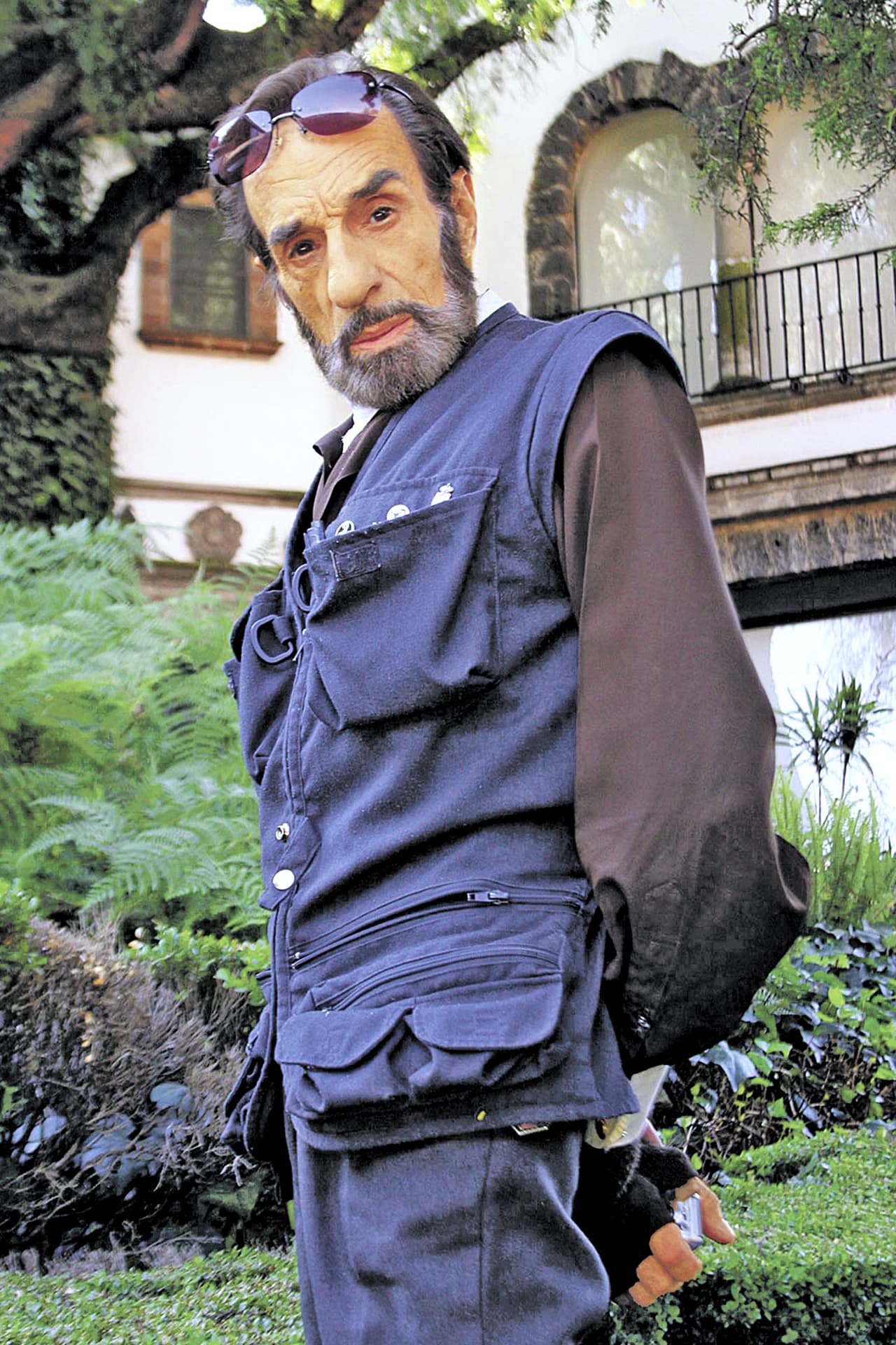 En el capítulo, Don Román llega a la vecindad por una caja que le regaló su primo. Durante el camino tiene varios percances debido a los descuidos del Chavo, travesuras de Ñoño y hasta coqueteos de Doña Cleotilde.