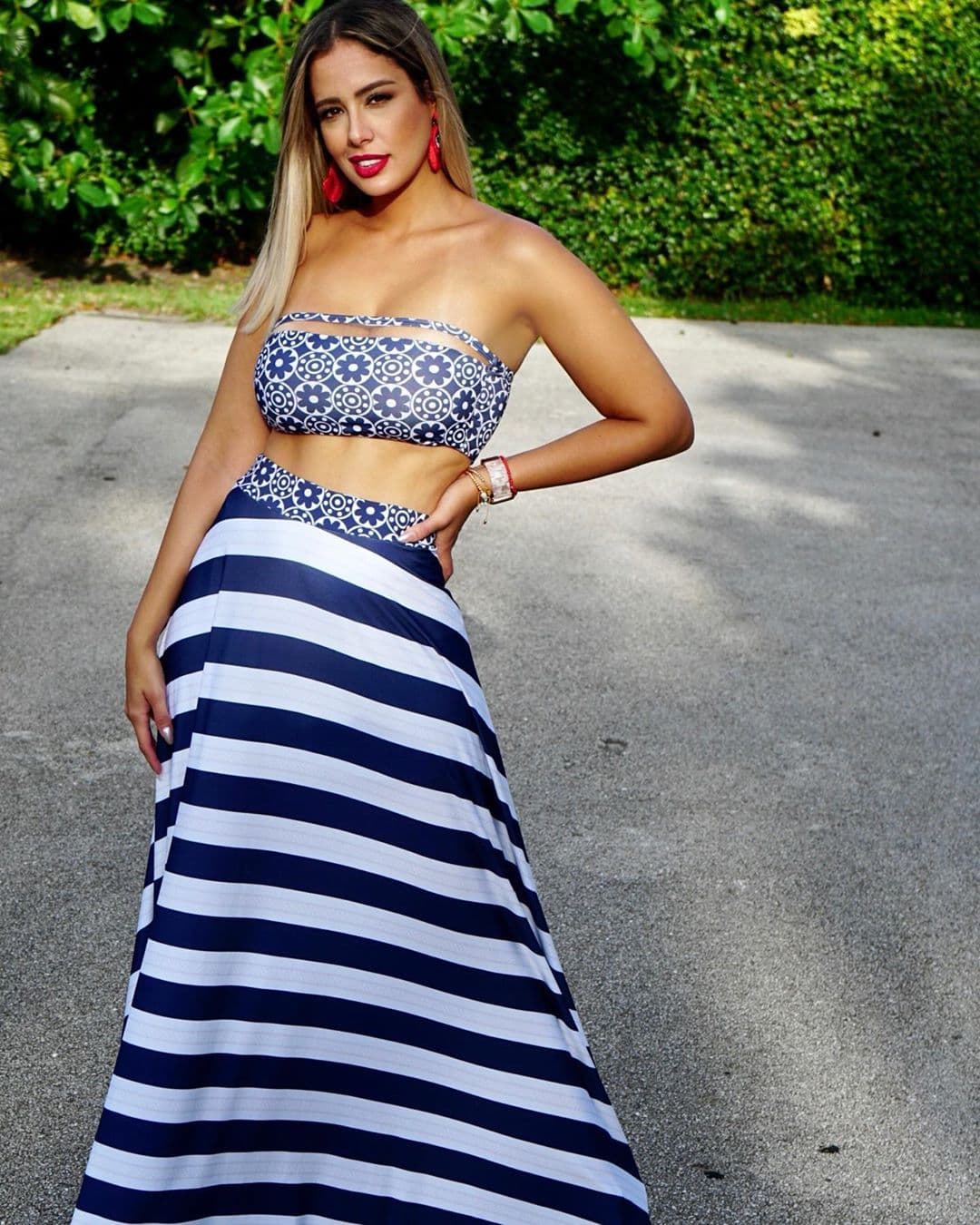 La exreina de Nuestra Belleza Latina disfruta jugar con su imagen y para muestra las bellas fotografías que comparte a diario de sus looks.