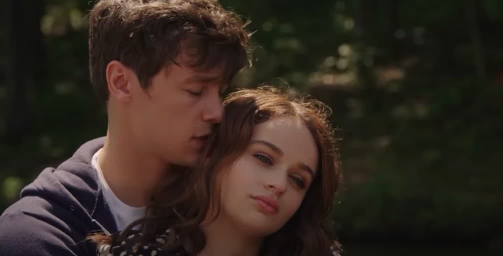 Kyle Allen y Joey King protagonizan 'Entre la vida y la muerte' de Netflix.