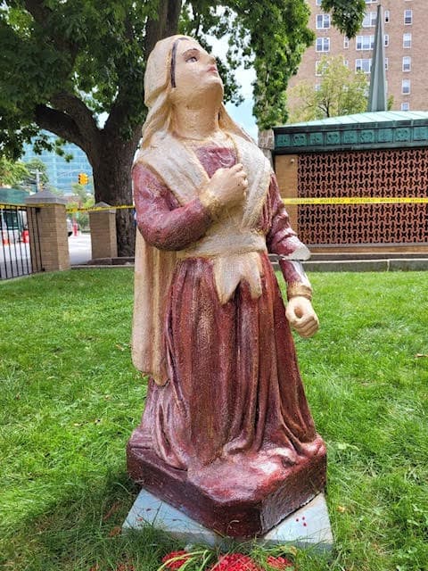 La comisaría 109 del Departamento de Policía de Nueva York está investigando. Se pide a quien tenga información que llame a Crime Stoppers al (800) 577-TIPS (8477).