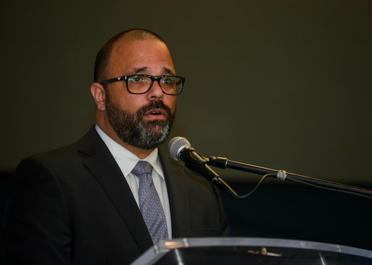 Task Force económico presenta un plan para la reapertura del sector privado