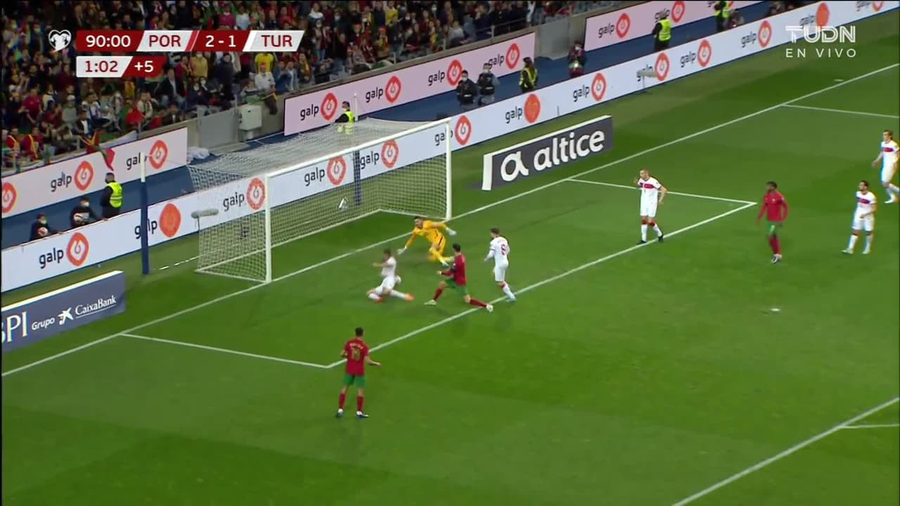 ¡TIRO ATAJADO! disparo por João Félix.