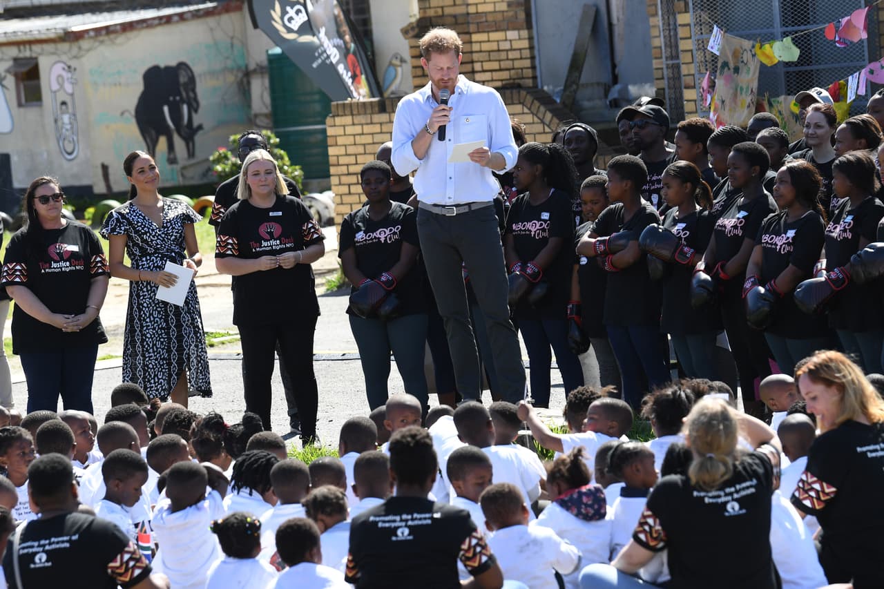 "
<b>Ahora se trata de redefinir la masculinidad</b>. Se trata de crear tu propia huella para que tus hijos la sigan para que puedan hacer un cambio positivo para el futuro", dijo 
<b><a href="https://www.univision.com/famosos/meghan-markle-y-el-principe-harry-le-rinden-tributo-por-primera-vez-en-instagram-a-la-princesa-diana-fotos" target="_blank">el hijo de Lady Diana</a></b>.