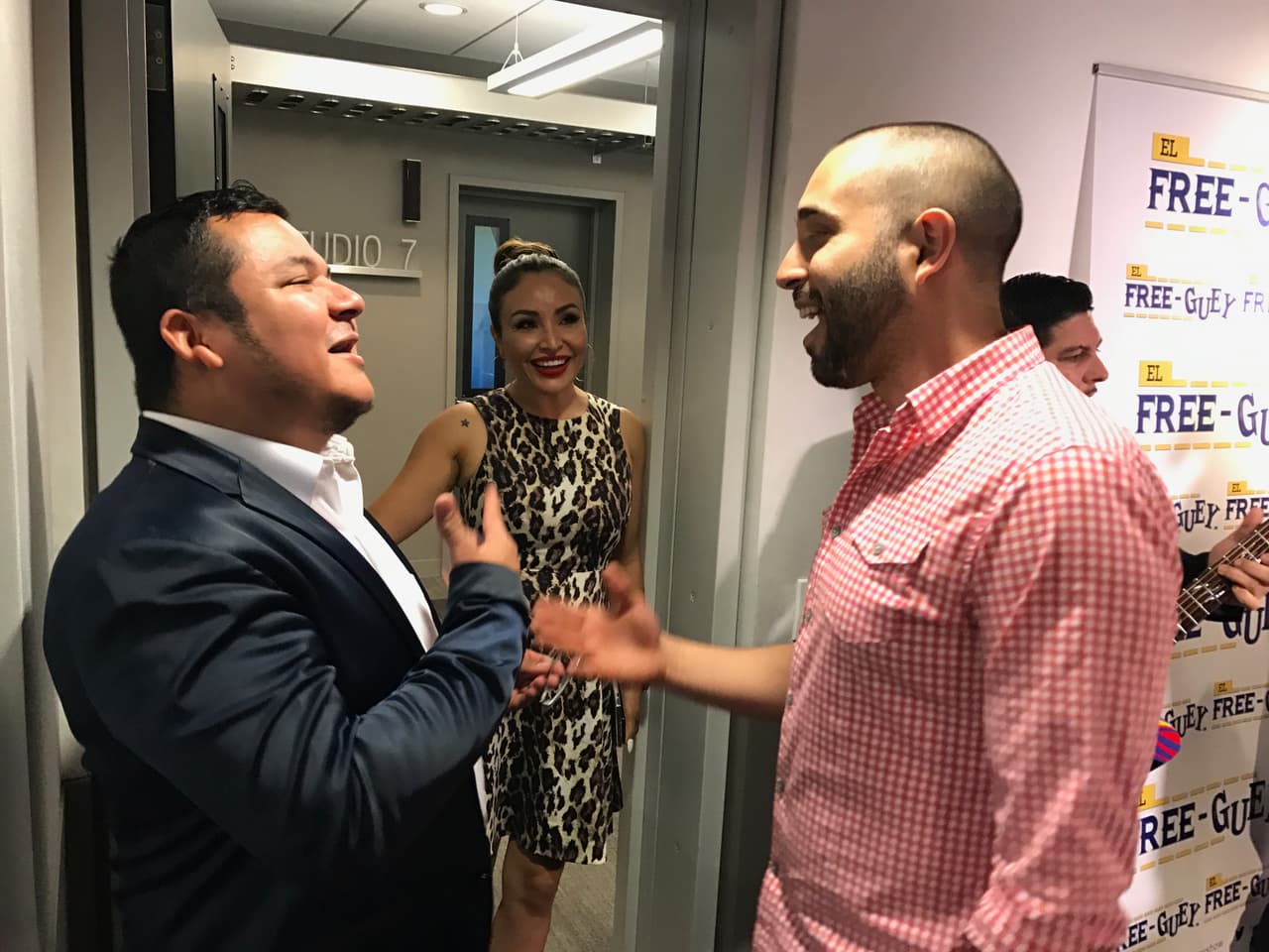 El Compa Ivan, El Tambochi y La Bronca se tomaron fotos, cantaron y hablaron de todo un poco con el compositor sinaloense.