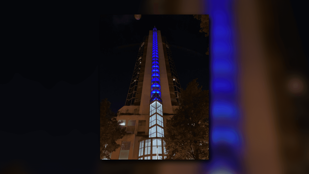 Algunos lugares en el metro de Atlanta se unieron a la campaña #LightItBlue el jueves, incluido el Braves 'Truist Park, el acuardio de Georgia, entre otros sitios emblemáticos.