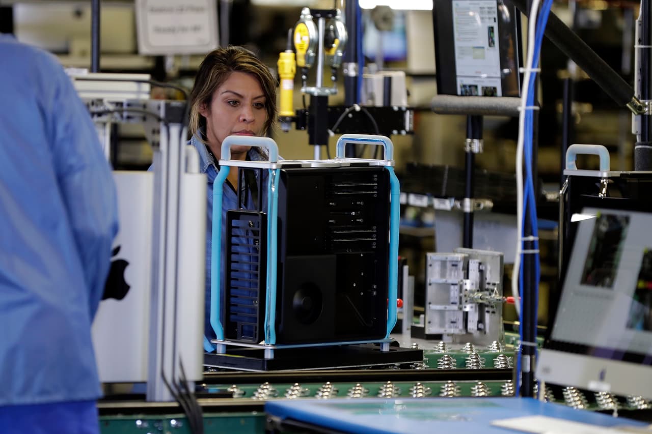 Desde productos industriales hasta bienes de consumo, y desde automóviles hasta aviones, el sector de las manufacturas en Estados Unidos es diverso y continúa desarrollándose y evolucionando.
<a href="https://advisorsmith.com/data/top-cities-where-u-s-manufacturing-is-thriving/" target="_blank">AdvisorSmith, un sitio web que proporciona la investigación y las herramientas avanzadas para impulsar negocios</a> examinó la pregunta: ¿dónde están las principales ciudades de los Estados Unidos donde la fabricación está prosperando?