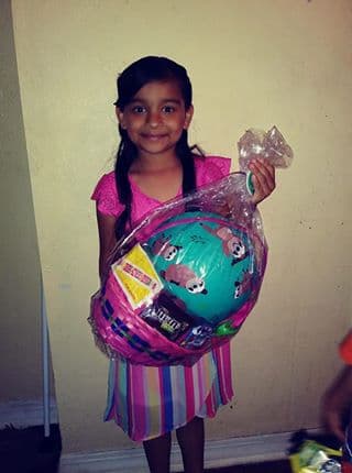 Ana Lu nos compartió a esta feliz pequeña muestrando una gran canasta durante el Día de Pacua.