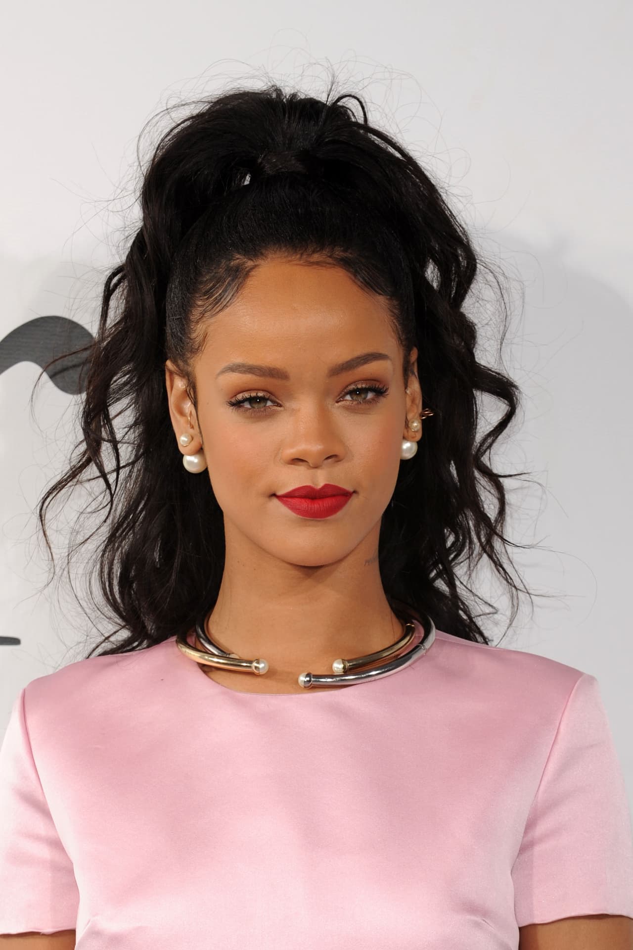 Rihanna es una de las famosas que más luce una 'ponytail', esta coleta alta le permite lucir un cuello redondo y muy cerrado junto a la joyería de su 'look'.