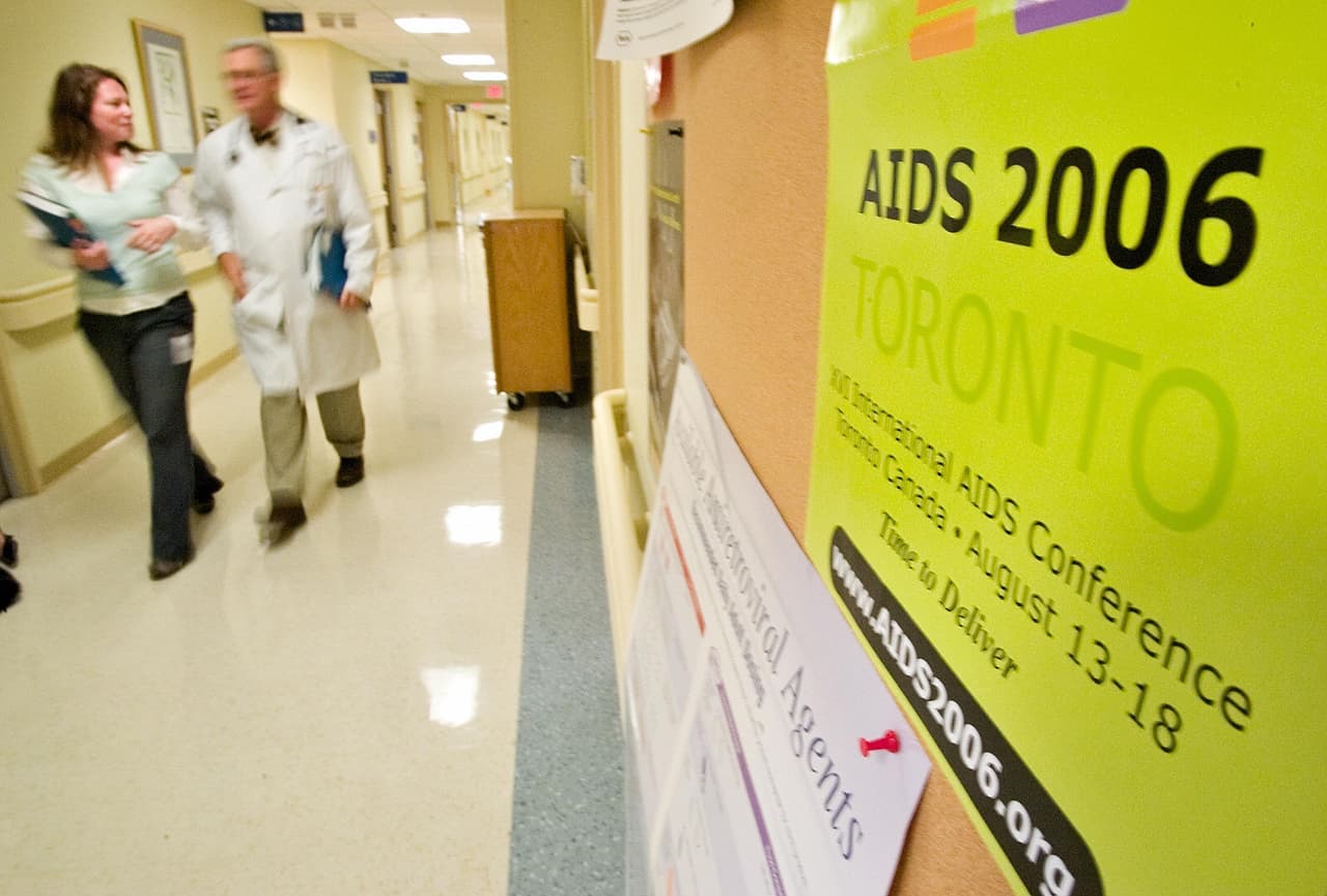 <b>Canadá</b>: el gobierno tiene un plan nacional de salud financiado por el pago de impuestos. Un organismo central dicta parámetros generales que cada provincia debe cumplir para recibir fondos, aunque estas tienen cierta libertad para establecer sus planes de salud locales: por ejemplo, algunas cubren medicamentos con receta, mientras que otras no. La calidad de salud es óptima, pero los tiempos de espera pueden ser muy largos. Un 
<a href="https://www.fraserinstitute.org/studies/waiting-your-turn-wait-times-for-health-care-in-canada-2015-report">estudio</a> realizado en 2015 por el Instituto Fraser encontró que los canadienses deben esperar hasta 18 semanas para ir a consulta con un especialista. Un detalle interesante es que el sistema de salud canadiense cubre los gastos de salud en el extranjero (con algunas limitaciones).