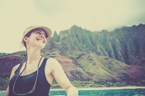 <b>1. Hawaii.-</b> Ocupa el primer lugar de la lista de las entidades más felices de Estados Unidos. Y es que imagínate sentado frente al mar, en un cálido día, con tus pies en la arena y disfrutando de los espectaculares paisajes de este archipiélago. Sí, lo sabemos ¡que felicidad! Era lógico que un paradisiaco lugar como este encabezara la lista. Este sitio obtuvo 66.48 puntos de los 100 a evaluar y sus habitantes lo consideran un lugar seguro, la economía va al alza y registra pocos divorcios.