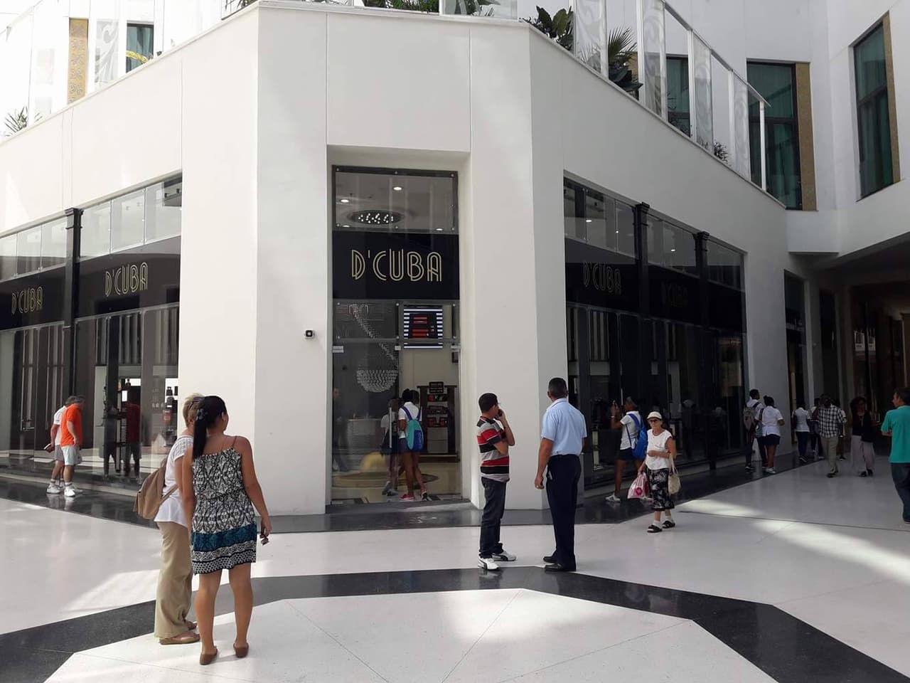 La llegada de las tiendas de lujo se ha convertido en un fenómeno en La Habana. Muchos ciudadanos se acercan aquí para pasear y ver los precios de los productos, inalcanzables para la mayoría de la población de la isla.
<br>