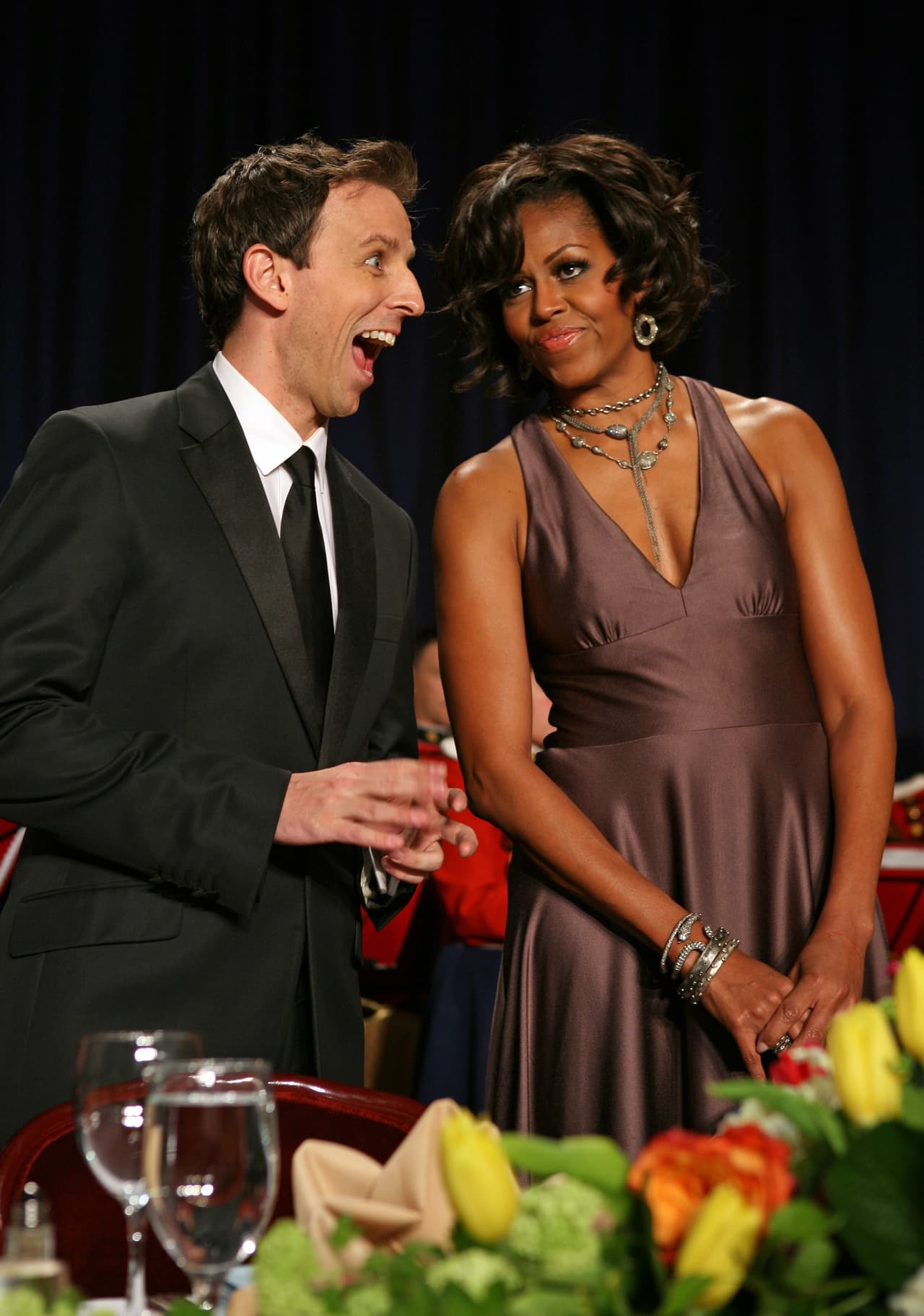 En este retrato con Seth Meyers de Saturday Night Live. Michelle llevó este año el pelo rizado.