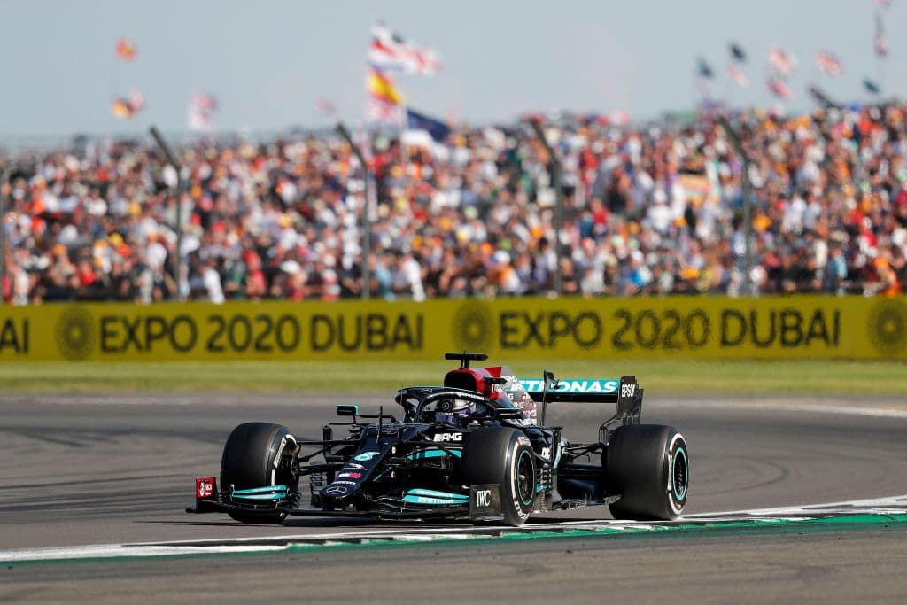 Termina el Grand Prix de Gran Bretaña con un mal sabor de boca. Lewis Hamilton se lleva el podio en casa a pesar de haberle chocado la monoplaza a Max Verstappen de Red Bull y dejarlo fuera de la contienda. Charles Leclerc logra su primer podio en segunda posición y Valtteri Bottas se queda con la tercera plaza. El piloto mexicano Sergio Pérez le roba un punto a Hamilton pero queda en 16.