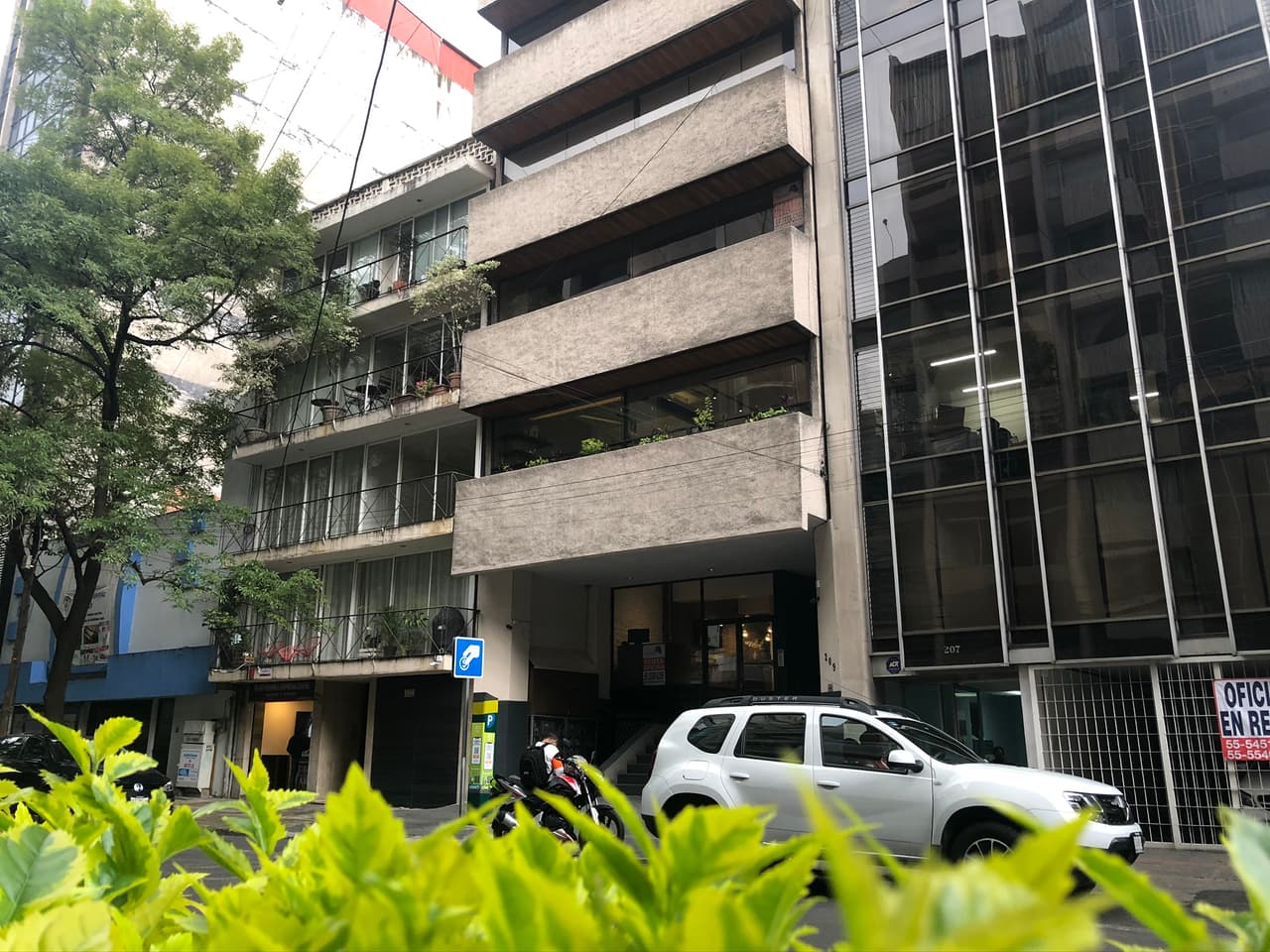 Fachada del edificio donde radica la sede de Esrome, en el barrio de Polanco. La empresa ganó $15 millones con la Policía Federal de México mientras su dueña era, en el papel, la señora Alberta Manzano.