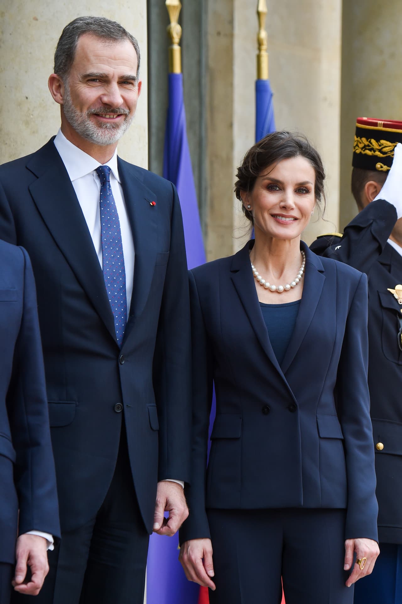 No solo eso, también 
<b><a href="https://www.univision.com/famosos/la-reina-isabel-ii-otorgara-una-importante-distincion-medieval-de-la-corona-britanica-al-rey-felipe-vi-de-espana-fotos" target="_blank">el rey Felipe</a></b> tuvo que hacerse la prueba. En caso de que alguno de ellos diera positivo significaría que tendrían que entrar en cuarentena. 
<br>