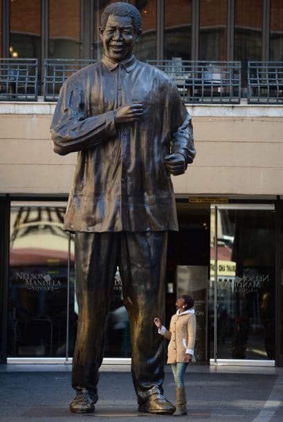 Nelson Rolihlahla Mandela conocido en su país, Sudáfrica, como Madiba, recibió más de 250 premios y reconocimientos internacionales durante cuatro décadas. Y estas son algunas de las estatuas en su honor alrededor del mundo.