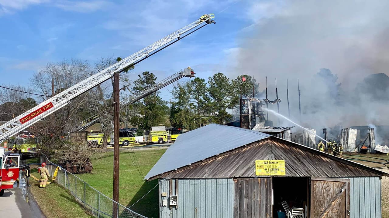 Sigue búsqueda de la causa de incendio en popular mercado de pulgas de Georgia