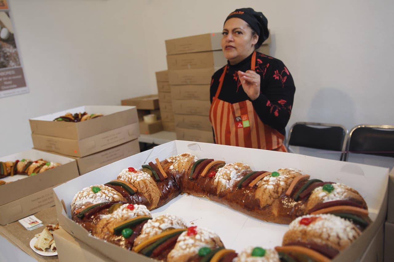 En California, por ejemplo, las panaderías latinas mantienen desde hace años la tradición en torno a los tres Reyes Magos y en especial la de la rosca. La Monarca suele preparar entre los días 4 y 6 de enero hasta 15,000 roscas en 12 sucursales del sur del estado.