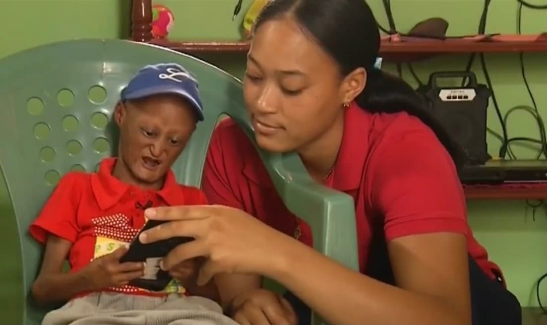 Lo poco que sabe Walmeli lo ha aprendido dentro de las cuatro paredes de su casa rodeado de amor ya que en la escuela nunca lo aceptaron por su condición. Los padres han hecho todo lo posible para que lleve una vida normal pero 
<b>viven pendientes de su frágil salud y la incapacidad económica de poder enfrentar el costo de las medicinas. </b>
<br>