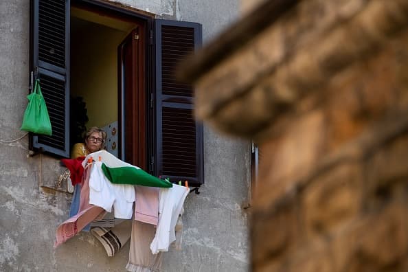 La celebración,
<b> uno de los días patrios más celebrados en el país, este año se celebró desde ventanas y balcones debido a la cuarentena por la pandemia del coronavirus. </b>