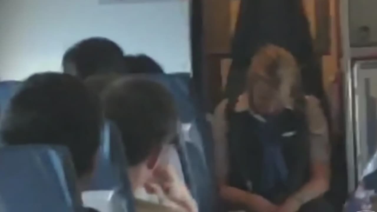 Pasajeros abrochan el cinturón de una azafata borracha en pleno vuelo
