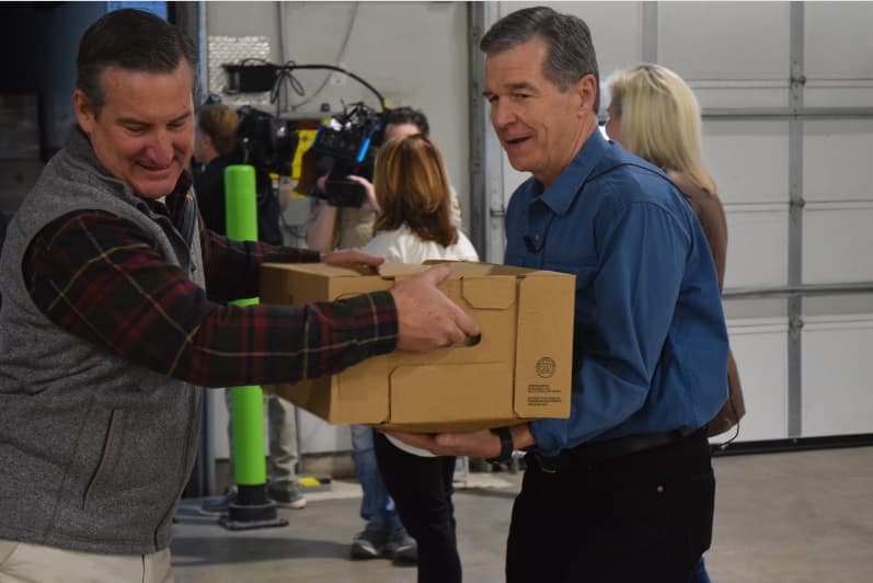 Día de Acción de Gracias: El gobernador Roy Cooper agradece la donación de 300 pavos al Banco de Alimentos