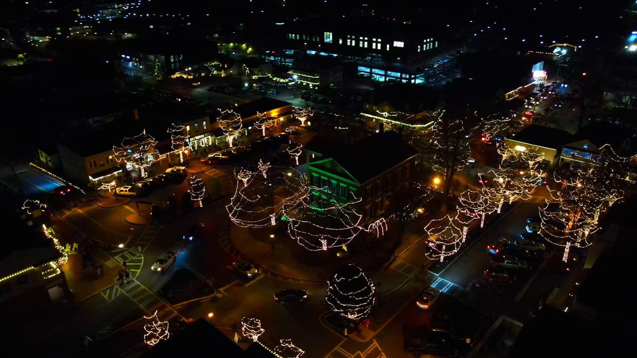 Por la noche, la zona se convierte en un festival de luces y ambiente Navideño.
