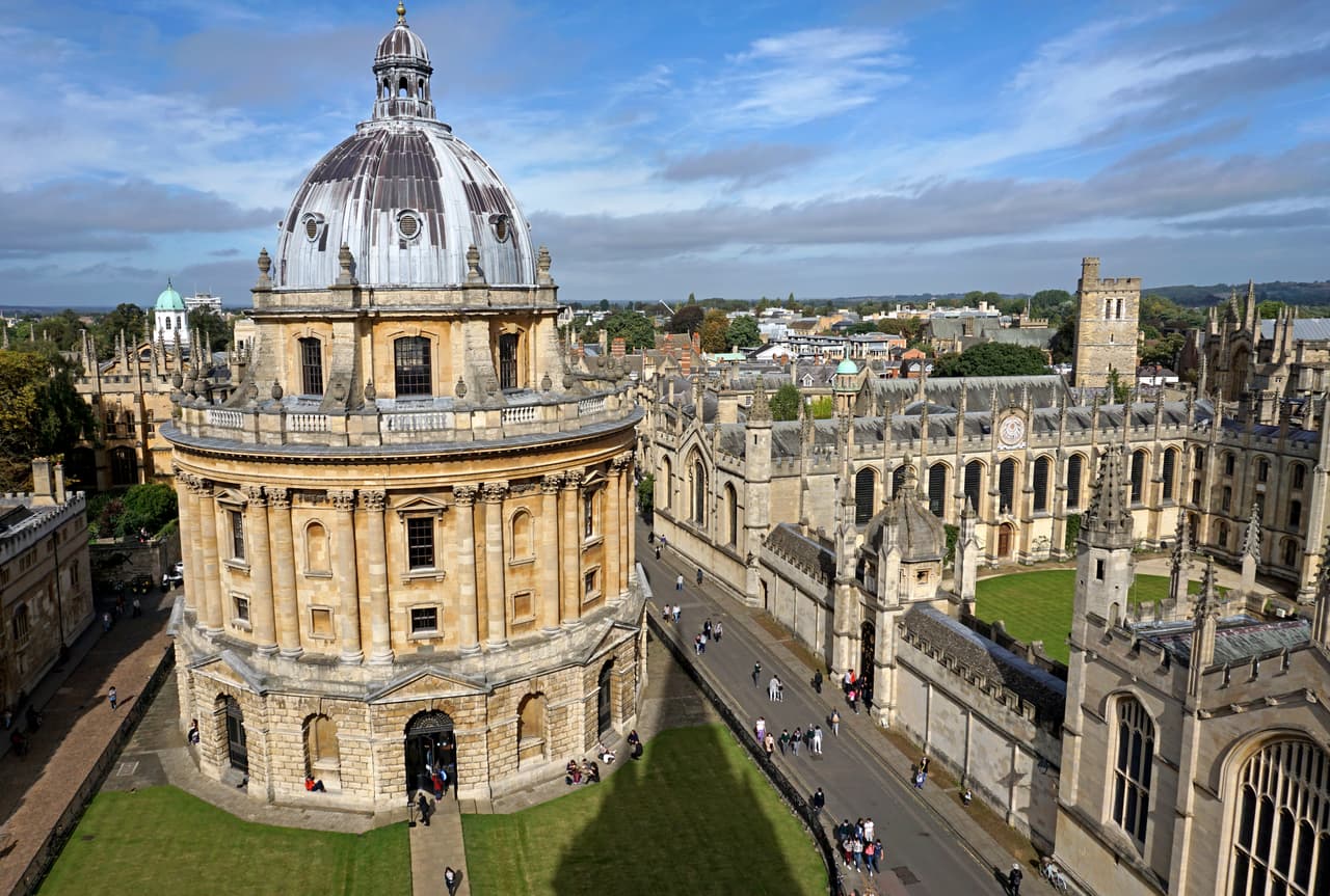 <b>University of Oxford</b>
<br>
<br>Posición: 5
<br>País: Gran Bretaña
<br>Ciudad: Oxford
<br>Puntuación global: 87.3
<br>
<br>Matrícula y gastos promedio por año:
<br>Residente del país: $13,063
<br>Estudiantes internacionales: $22,921 - $33,733