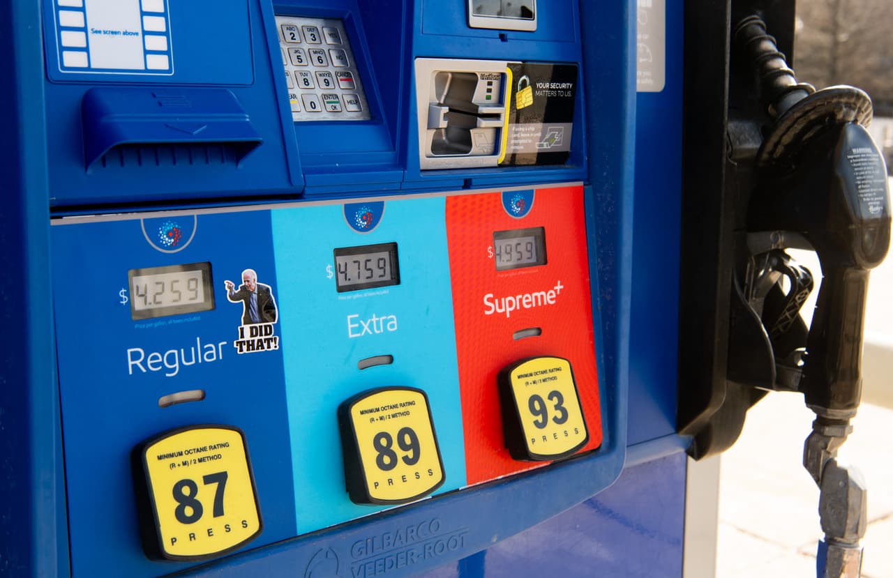 Algunas personas en el norte de Texas están usando la modalidad de perforar el tanque de gas de los autos para robar la gasolina.
<br>