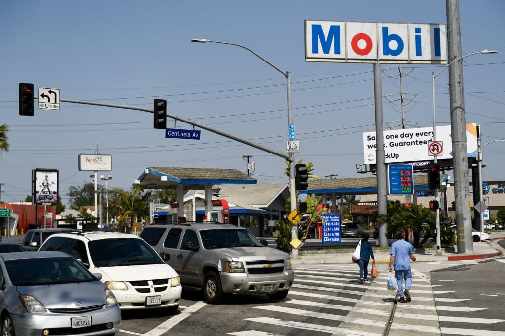 <b>Desacelera al acercarte a semáforos en rojo para evitar frenar</b>. Calcula la distancia y velocidad para evitar parar por completo. Los autos consumen mucho combustible para empezar a moverse de nuevo cuando están totalmente parados.