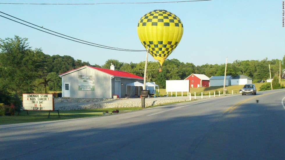 Trata de no dañar propiedad privada cuando pienses en pedir matrimonio. Este chico de Kentucky golpeó las líneas de energía después de que su globo romántico estuviera a un 
<b><a href="http://edition.cnn.com/2012/06/07/us/indiana-balloon-proposal/" target="_blank">nivel muy bajo</a>. </b>