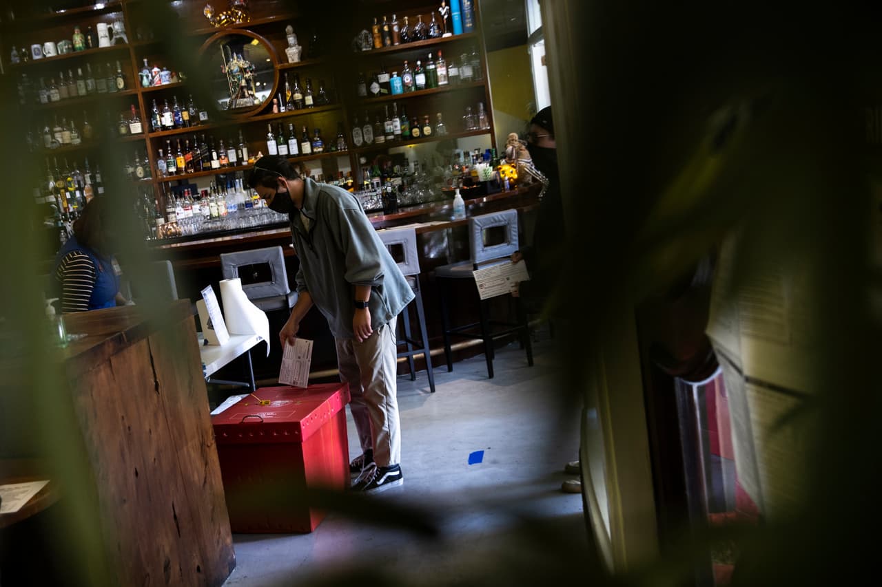 Un votante deposita su boleta en el restaurante Osmanthus Dim Sum en San Francisco, California, el estado con mayor cantidad de hispanos en el país.
<br>
