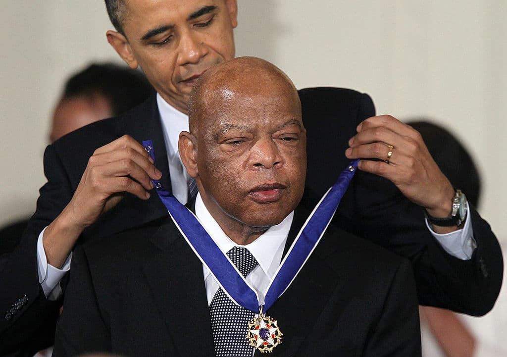 John Lewis recibió en 2010 la medalla de la libertad (Medal of Freedom) del entonces presidente Barack Obama.