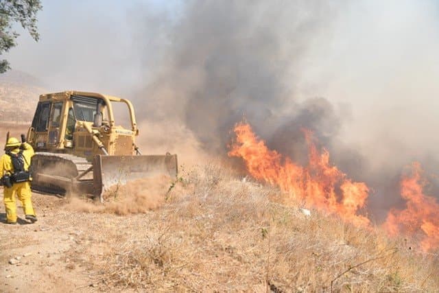 Bomberos luchan contra incendio Hill en medio de fuertes vientos