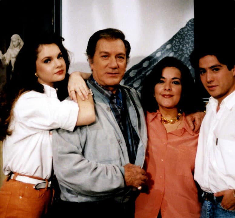 En 1993 fue parte del elenco de 
<i>Los parientes pobres</i>, en donde hizo pareja con el primer actor Joaquín Cordero.