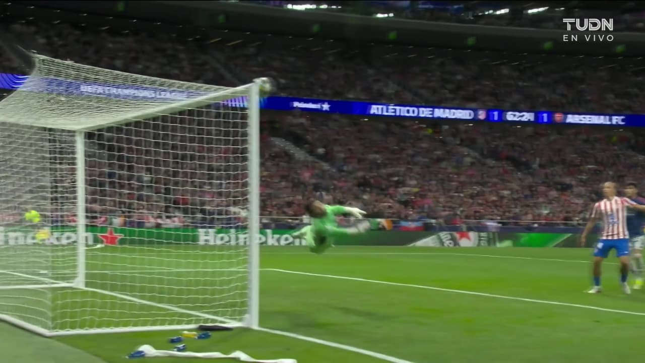 ¡El poste salva al Arsenal! El remate de Griezmann se impacta en el travesaño