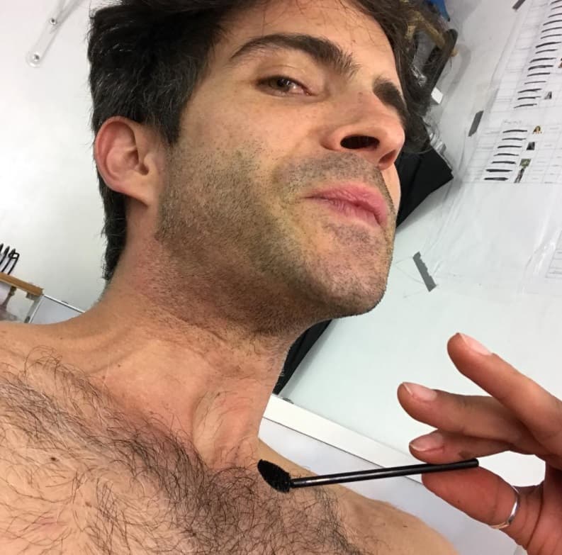 Además de tener una tupida barba y cejas, Benavides ha dejado ver su pecho en más de una ocasión, lo cual genera furor en sus redes sociales.