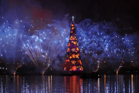 El evento comenzó con un espectáculo de luces, música y fuegos artificiales.