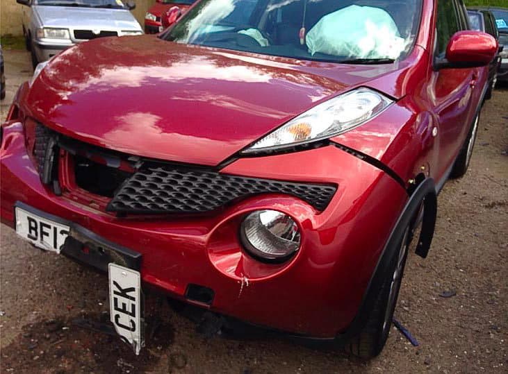 Su Nissan Duke quedó hecho pedazos cuando un policía se estrelló contra ella.