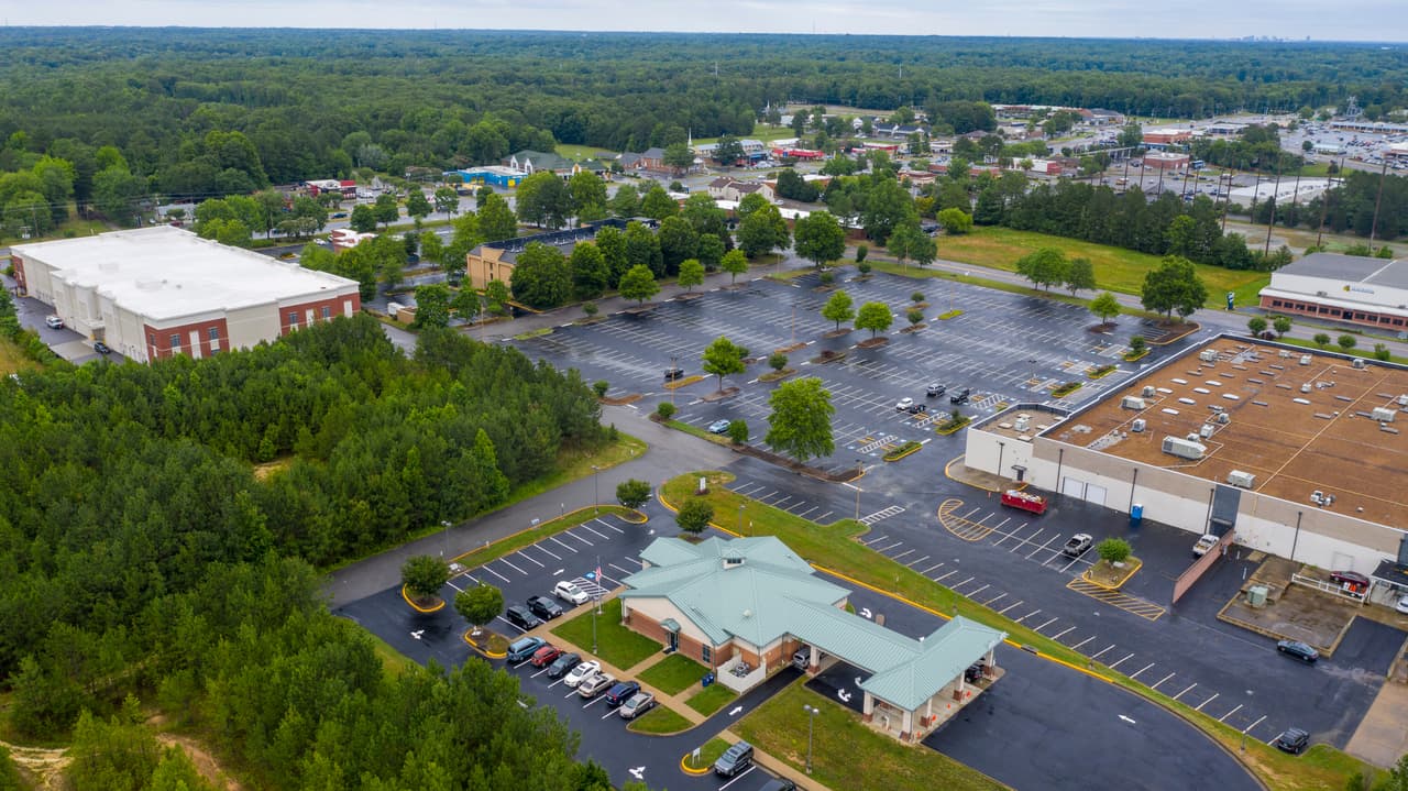 ARCHIVO - Una foto tomada con un dron el 16 de junio de 2020 muestra, en primer plano, la sucursal de Call Federal Credit Union, un banco que fue asaltado por Okello Chatrie en 2019 en Midlothian, Virginia. (Foto AP/Steve Helber, Archivo)